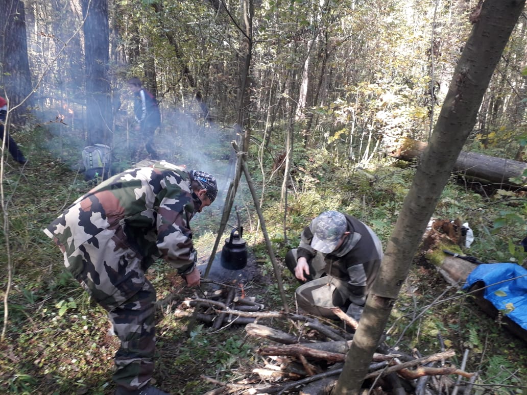 Молодежь на востоке Украины восстанавливает лес после пожара