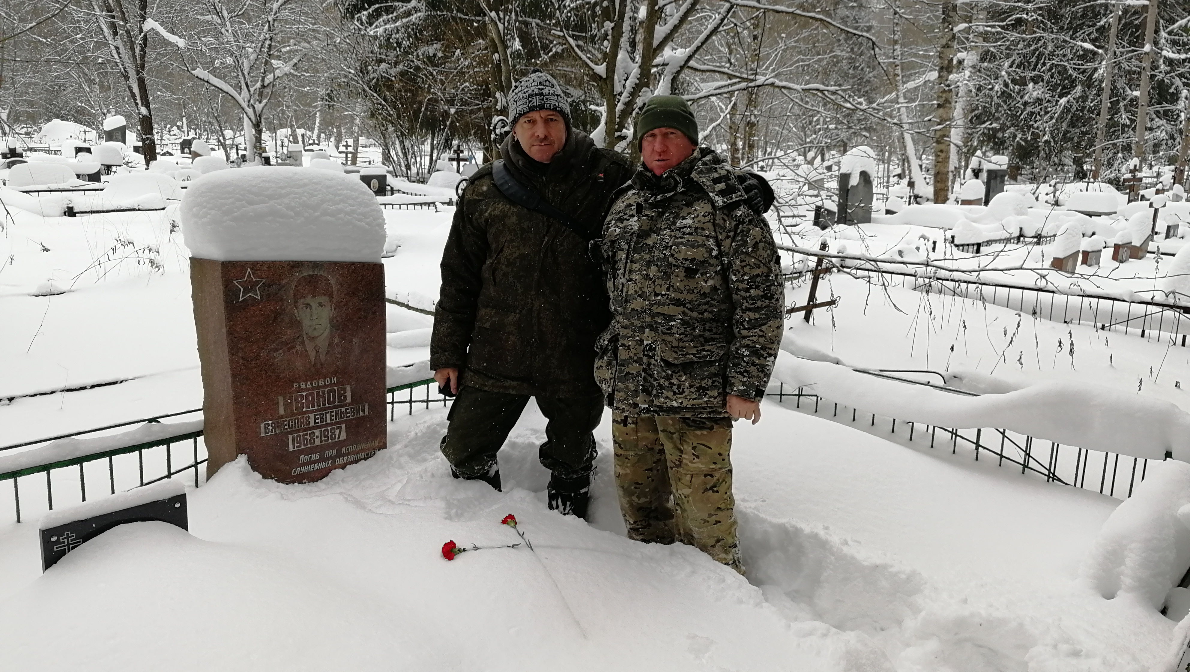 Возложение цветов на могилы воинов, погибших в Афганистане, Чечне и других горячих точках