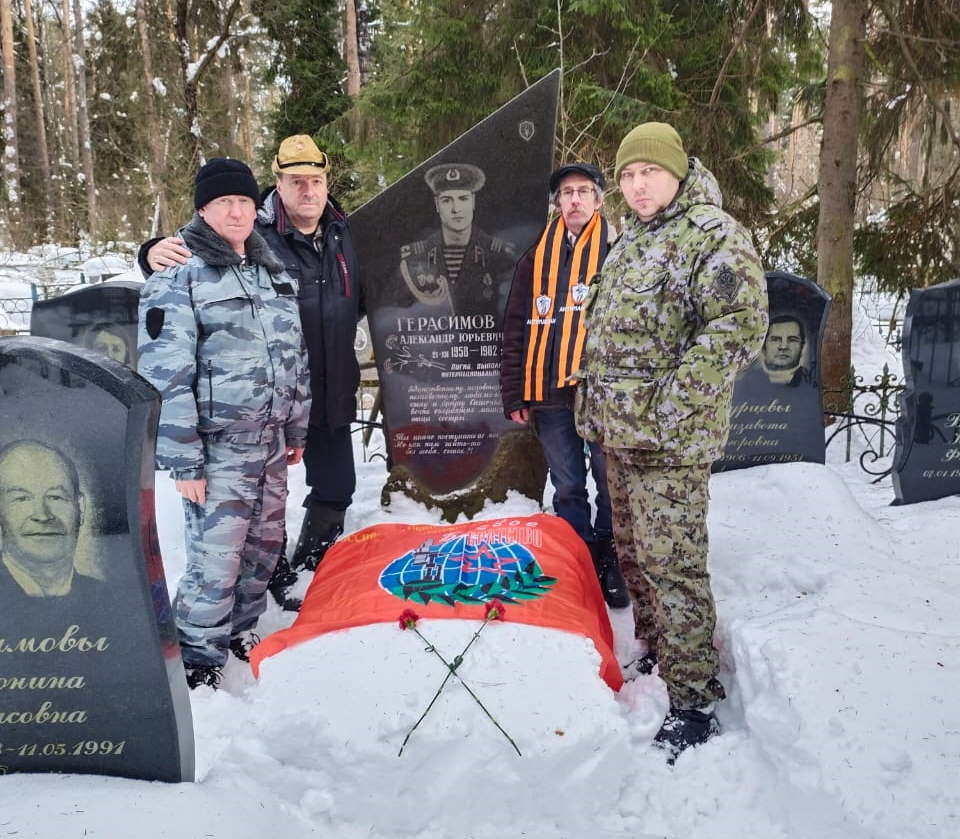 13 февраля 2022 года члены БОО ВООВ «БОЕВОЕ БРАТСТВО» возложили цветы на могилы погибших Защитников Отечества