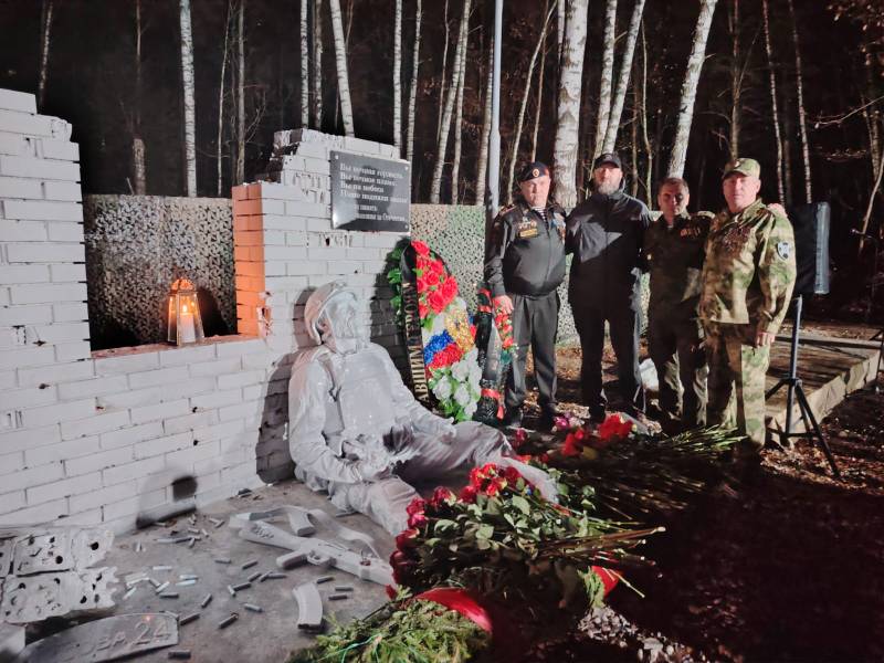 1 ноября 2024 года члены БОО ВООВ « БОЕВОЕ БРАТСТВО» приняли участие в открытии памятника героям СВО, названного «Не сдаюсь»