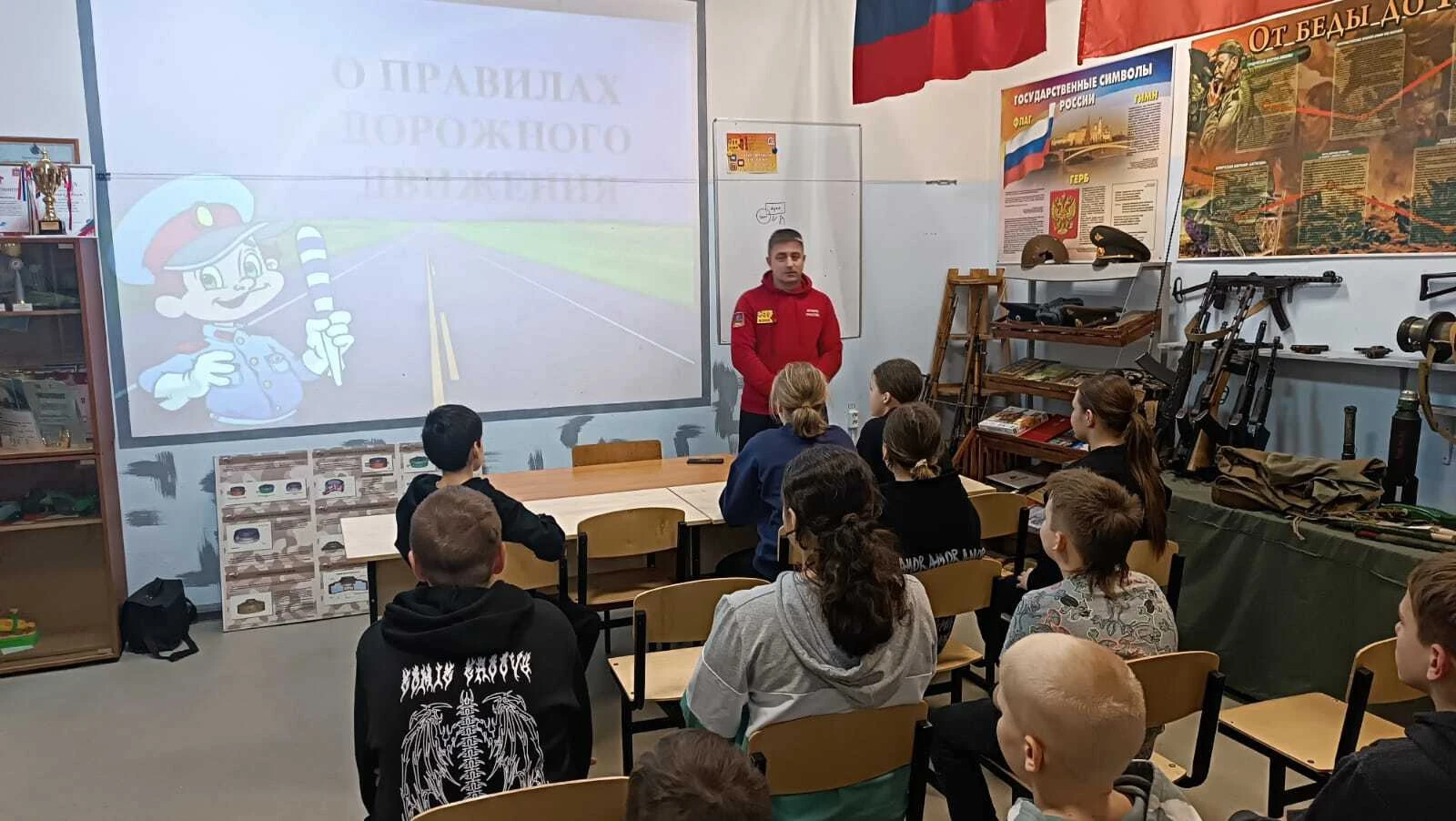 18 февраля 2025 г. в МБУ «ЦДПМ» прошла тренировка в средней и старшей группы объединения «Рукопашный бой и самооборона»