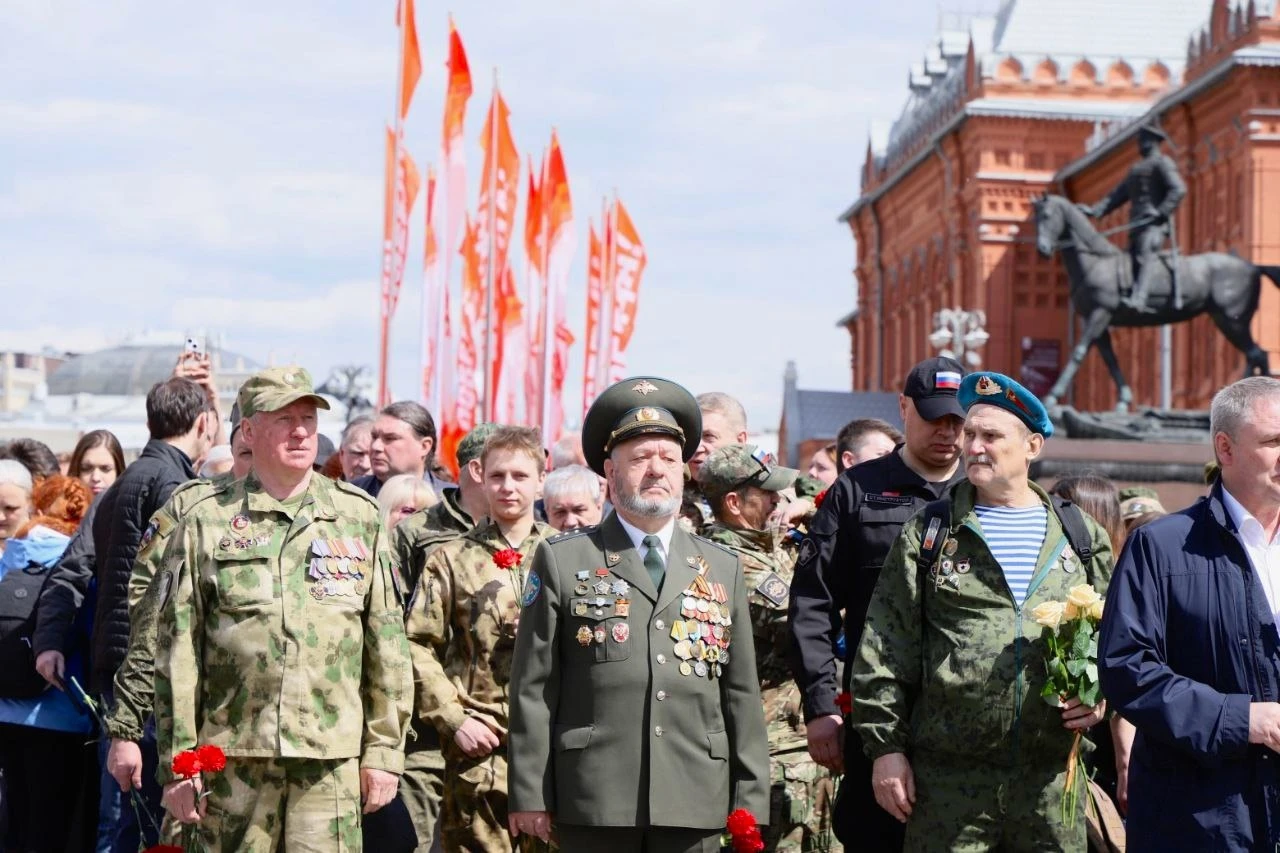 4 мая 2025 г. член Правления БОО ВООВ «БОЕВОЕ БРАТСТВО» принял участие в возложении цветов к Могиле Неизвестного Солдата