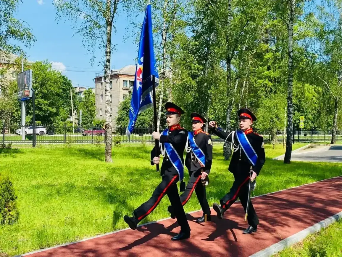 24 мая 2025 года на территории ЦО № 21 прошла торжественная церемония прощания выпускников со Знаменем корпуса