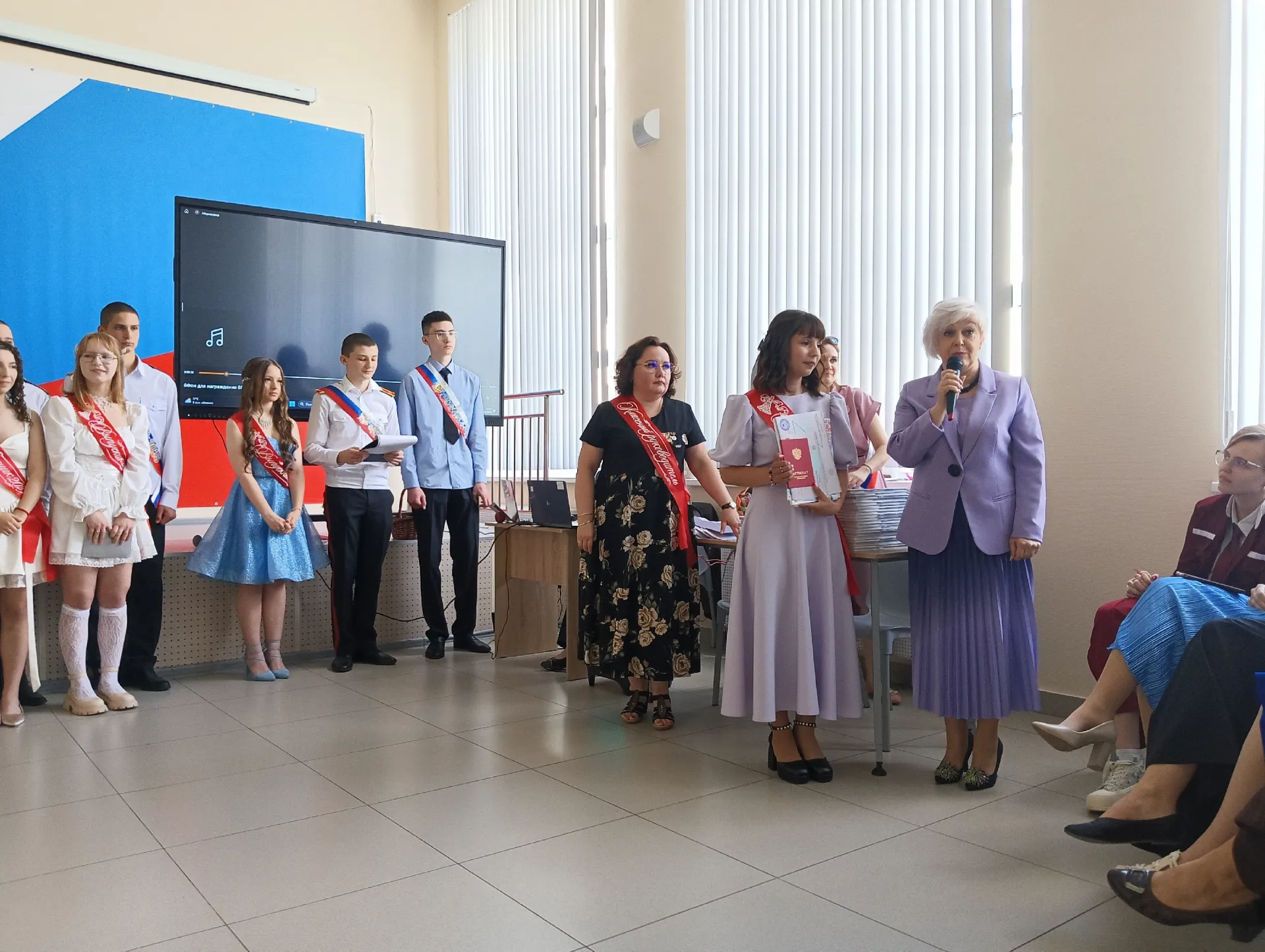 28 июня 2025 года в ЦО № 21 прошло торжественное мероприятие, посвящённое вручению аттестатов выпускникам 9 и 11 классов