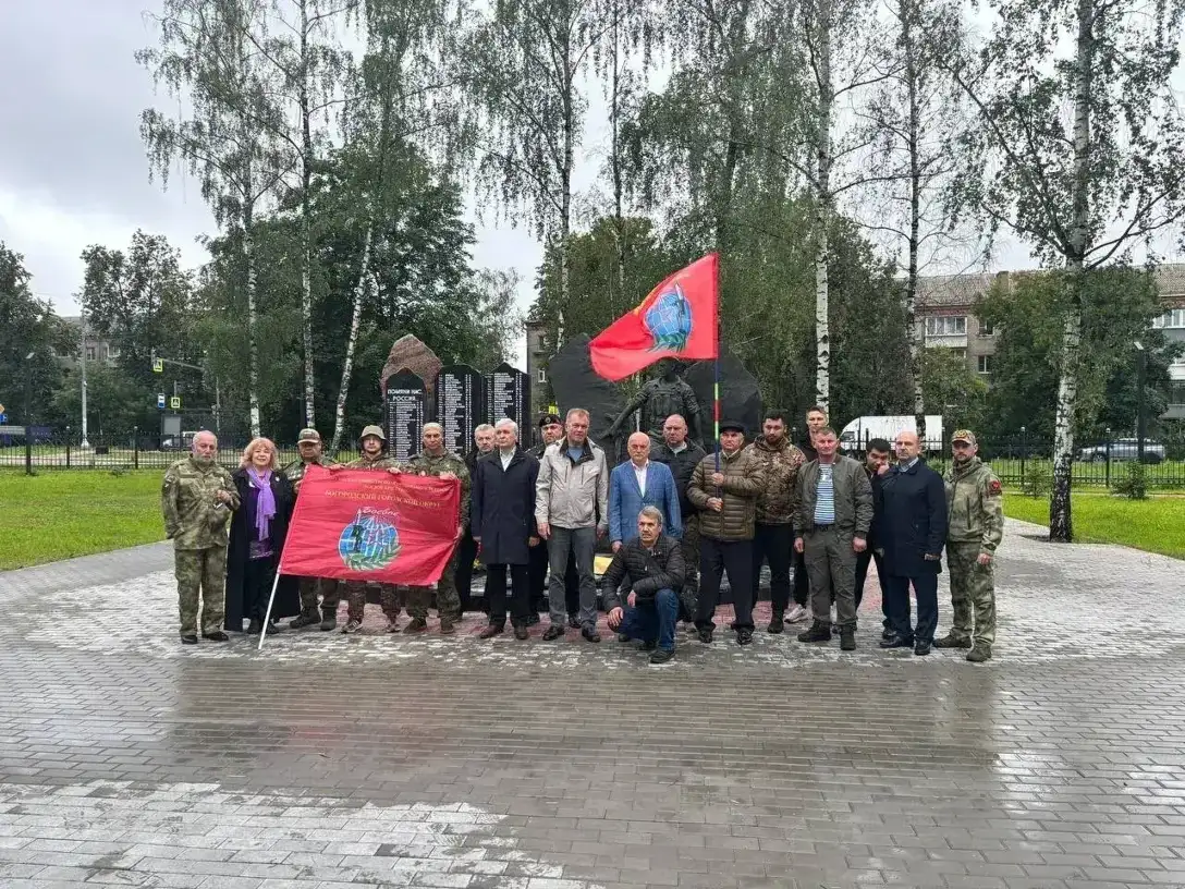1 июля 2025 года члены БОО ВООВ «БОЕВОЕ БРАТСТВО» возложили цветы к мемориалу воинам-интернационалистам и участникам СВО