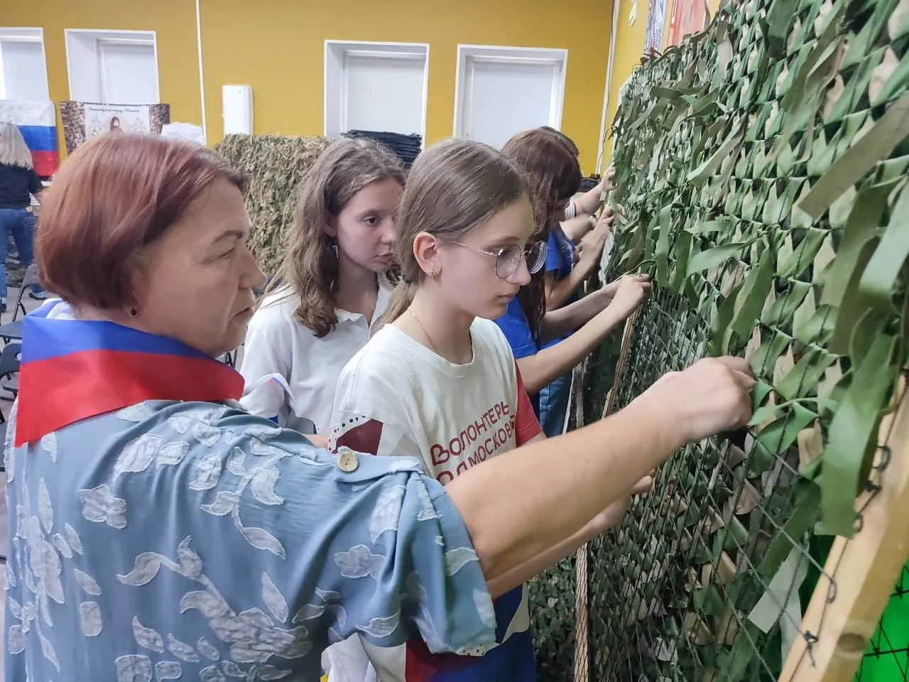 22 июля 2025 года в центре «ПроМолодёжь» прошёл увлекательный мастер-класс по изготовлению маскировочных сетей