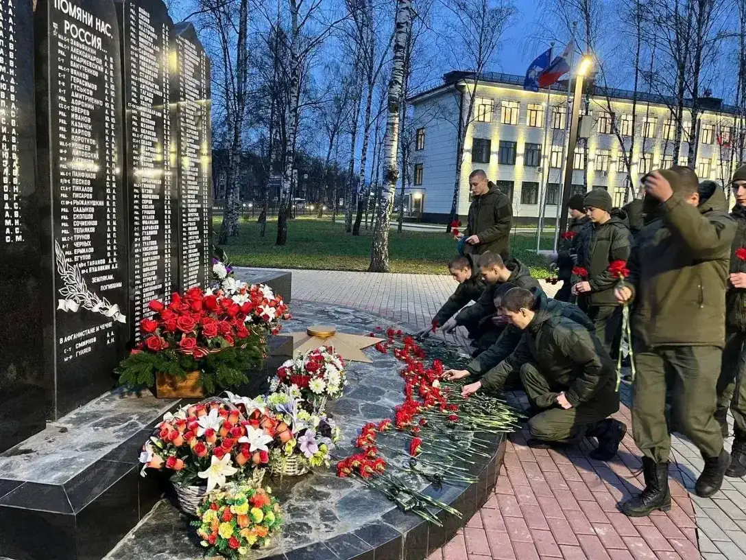 9 декабря 2025 года в День Героев Отечества прошло торжественное возложение цветов к памятнику Воинам-интернационалистам