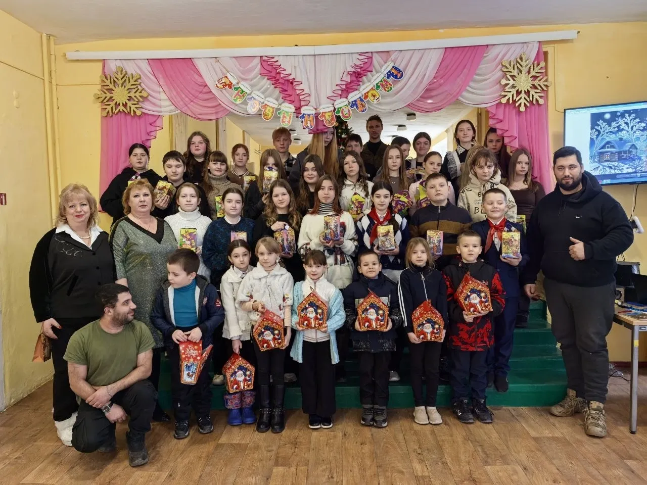 13 января 2026 года в ГБОУ ЛНР «ЗСШ №4 им. Р. Салькова» прошёл фольклорный праздник «Святки-колядки»