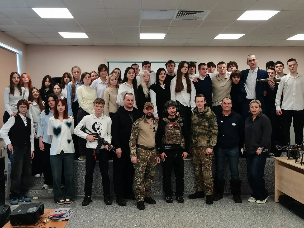 4 февраля 2026 года в Центре образования № 4 членами БОО ВООВ «БОЕВОЕ БРАТСТВО» был организован и проведён урок мужества