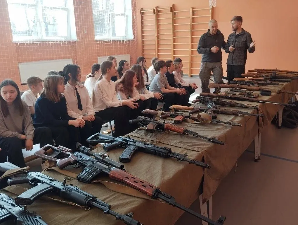 6 апреля 2026 года представители Казачьего общества Богородского округа организовали выставку стрелкового оружия периода ВОВ