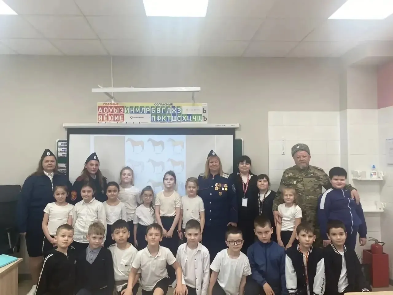 14 апреля 2026 года представители Казачьего общества провели теоретические занятия по верховой езде для учеников 1 и 5 классов