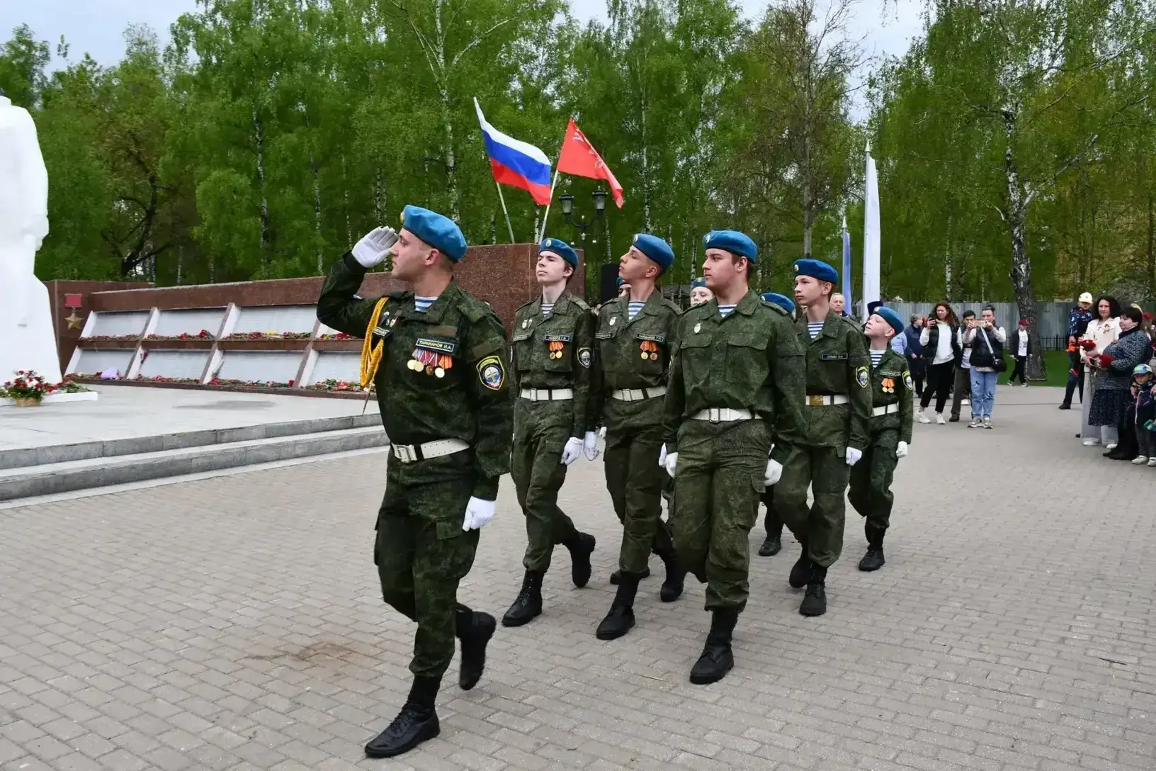 8 мая 2026 года члены первичной организации г. Старая Купавна возложили цветов к памятнику в Сквере Боевой Славы