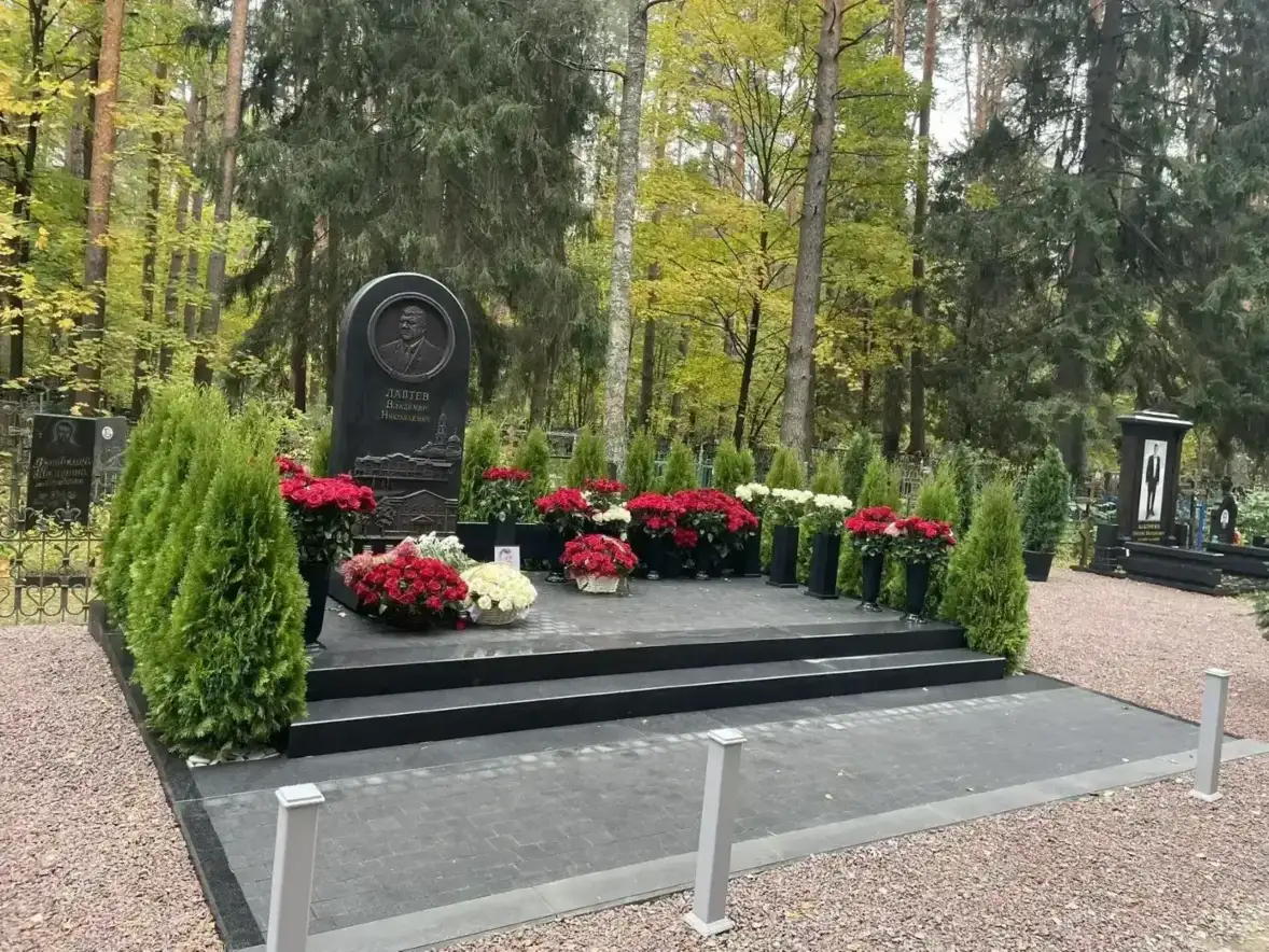 4 октября 2026 года в Ногинске открыли надгробный памятник Владимиру Николаевичу Лаптеву в годовщину его смерти